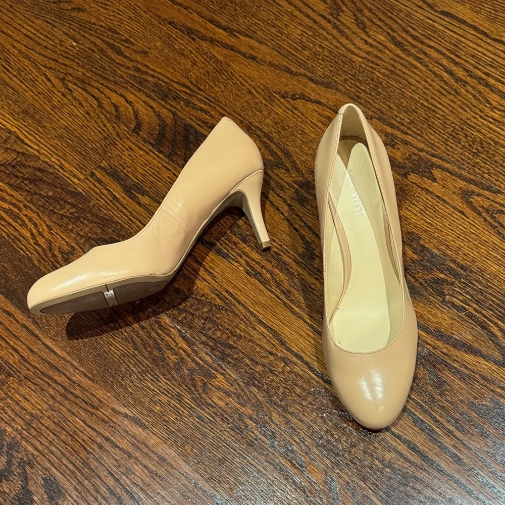 Nine West Women's Nude Heels (Excellent Condition) - Picture 2 of 4